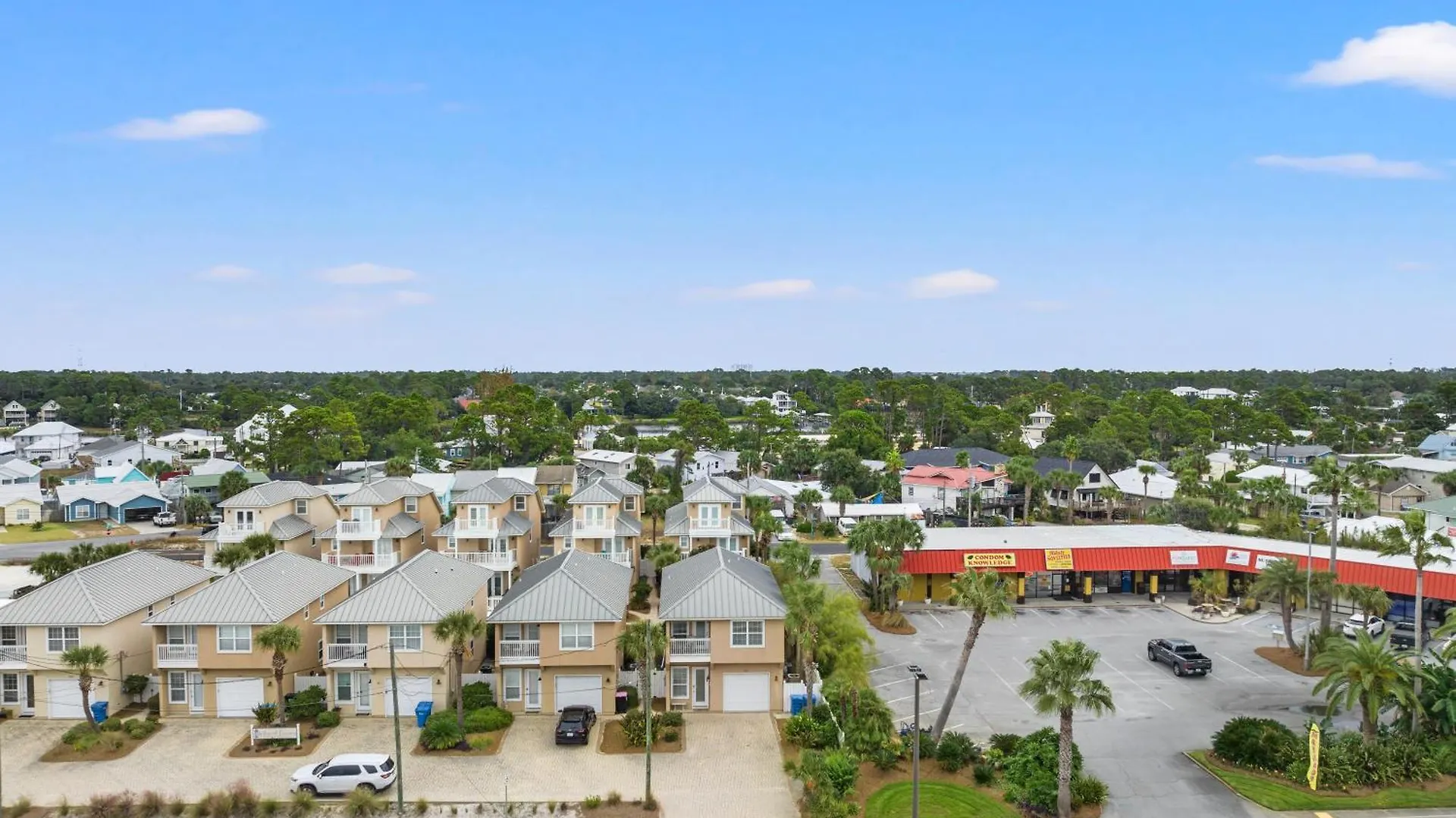 Escape To Sand Dollar Holler: Coastal Retreat, 3 Beds, 25 Baths, Sleeps 10! Panama City Beach Holiday home